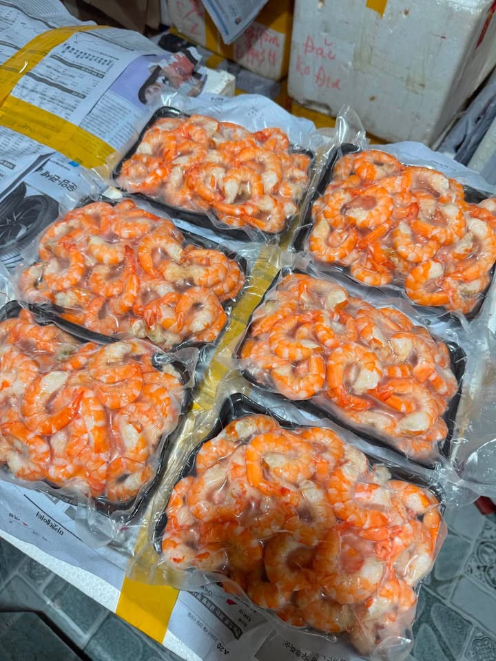 Очищенное мясо креветки на пару, в наличии завтра, охлажденное на льду и замороженное